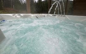 Jardin de l'ancienne école avec Jacuzzi privé